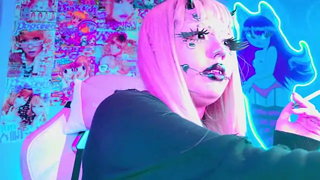 LaytonBox online show from March 10, 8:26 am