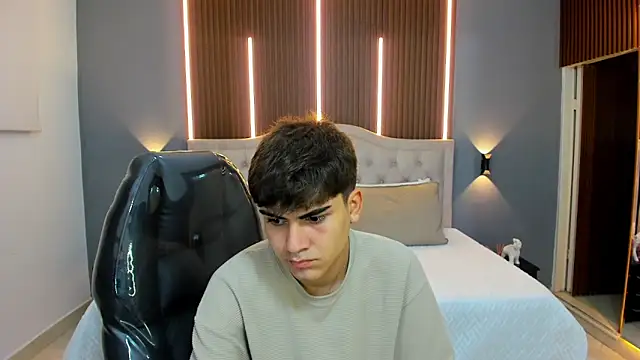 Tommy18   online show from November 4, 3:49 am