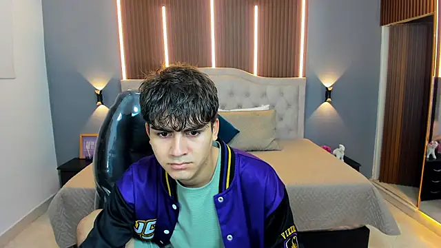 Tommy18   online show from November 30, 3:32 am