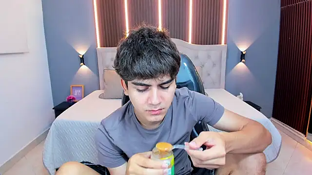 Tommy18   online show from February 4, 3:12 am