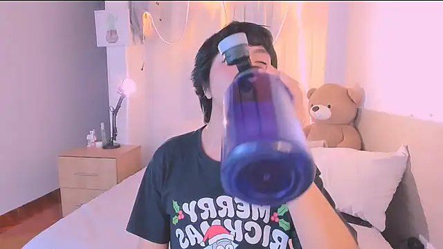 AllanYong18 online show from September 28, 5:35 am