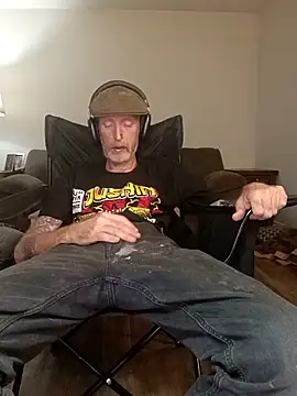 Snapshot of filthymind619 chatting on December 5, 3:37 am filthymind619 online show from December 5, 3:37 am