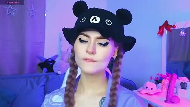 Emily  Mooree online show from February 3, 4:46 am