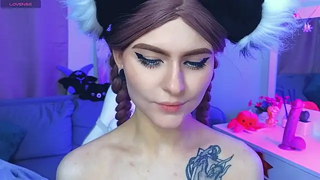 Emily  Mooree online show from February 3, 10:58 am