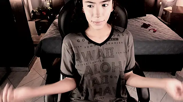 Snapshot of vaiolethsan__ chatting on December 17, 8:37 pm vaiolethsan online show from December 17, 8:37 pm