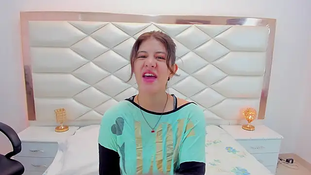 Snapshot of MiaQueen021 chatting on January 27, 12:16 pm MiaQueen021 online show from January 27, 12:16 pm