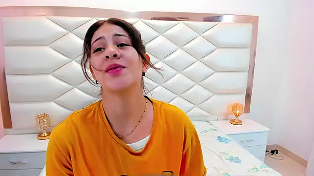 Snapshot of MiaQueen021 chatting on January 28, 12:32 pm MiaQueen021 online show from January 28, 12:32 pm