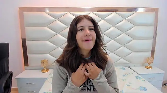 Snapshot of MiaQueen021 chatting on January 29, 12:13 pm MiaQueen021 online show from January 29, 12:13 pm