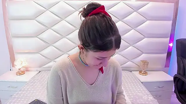 Snapshot of MiaQueen021 chatting on February 5, 12:27 pm MiaQueen021 online show from February 5, 12:27 pm