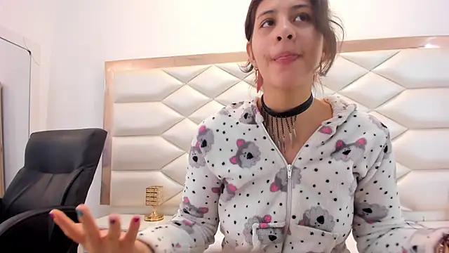 Snapshot of MiaQueen021 chatting on February 6, 6:35 pm MiaQueen021 online show from February 6, 6:35 pm