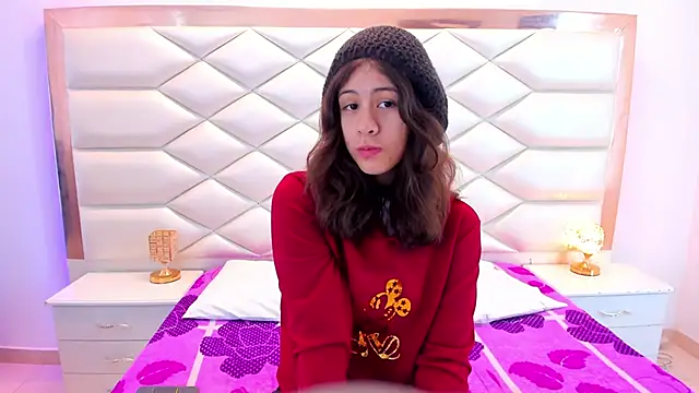 Snapshot of MiaQueen021 chatting on February 8, 12:28 pm MiaQueen021 online show from February 8, 12:28 pm