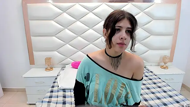 Snapshot of MiaQueen021 chatting on February 12, 12:22 pm MiaQueen021 online show from February 12, 12:22 pm