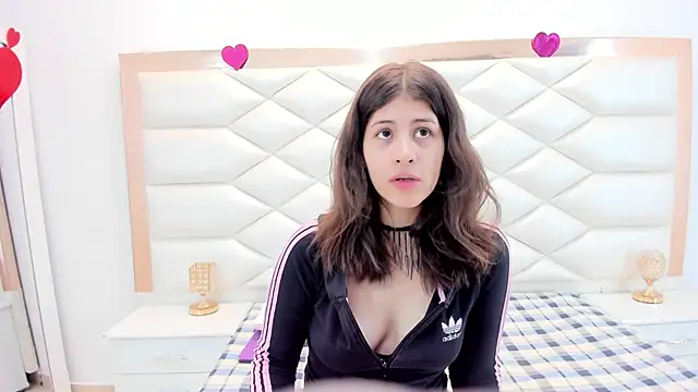 Snapshot of MiaQueen021 chatting on February 13, 3:35 pm MiaQueen021 online show from February 13, 3:35 pm