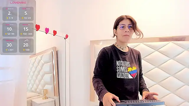 Snapshot of MiaQueen021 chatting on February 19, 12:44 pm MiaQueen021 online show from February 19, 12:44 pm