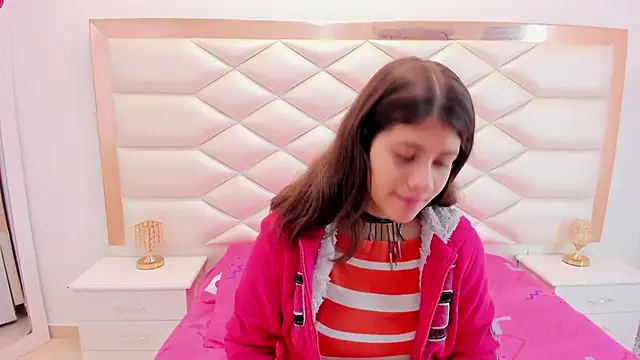 Snapshot of MiaQueen021 chatting on March 12, 12:26 pm MiaQueen021 online show from March 12, 12:26 pm