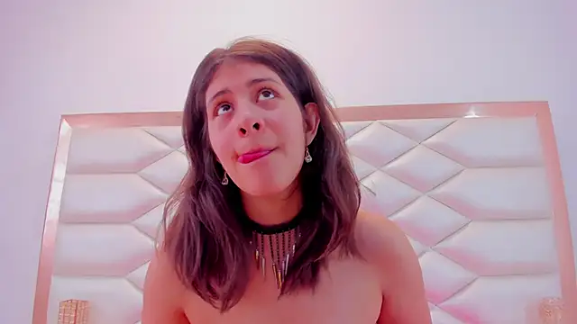 Snapshot of MiaQueen021 chatting on March 13, 3:39 pm MiaQueen021 online show from March 13, 3:39 pm