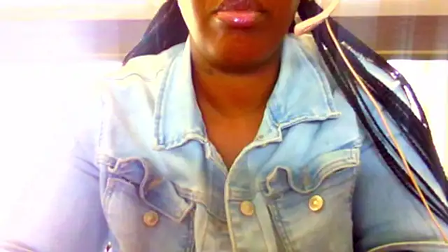 chocolatechipkukky85 online show from April 15, 7:32 pm