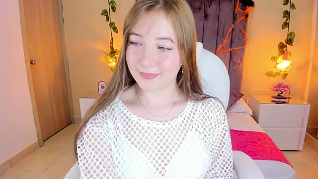 Dahlia Rousse online show from October 2, 8:49 pm