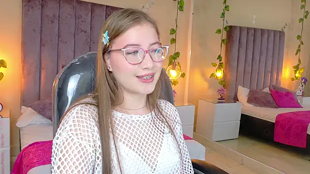 Snapshot of Dahlia_Rousse chatting on February 19, 6:31 am Dahlia Rousse online show from February 19, 6:31 am