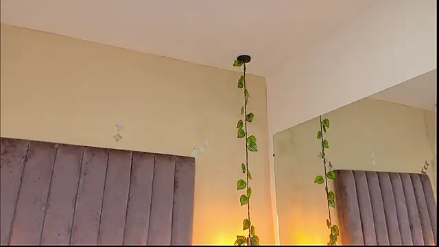 Dahlia Rousse online show from March 29, 8:47 am