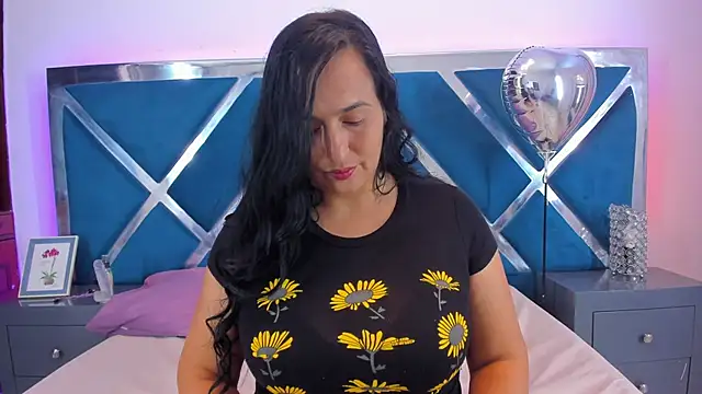 LucineArias online show from March 5, 8:10 pm