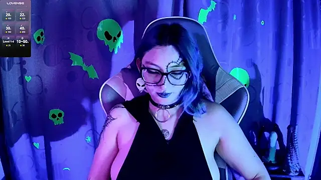 Kimlennox  online show from December 1, 2:00 pm