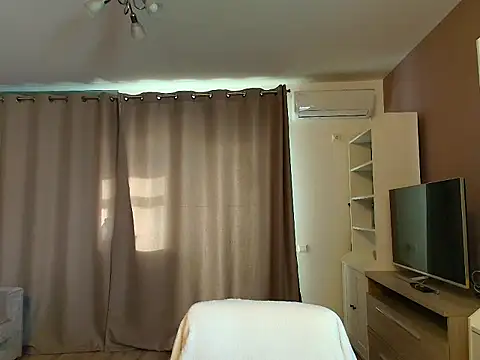 Snapshot of VixenVibesX chatting on January 24, 8:13 am VixenVibesX online show from January 24, 8:13 am