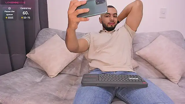 arturguy00 online show from January 19, 1:10 am