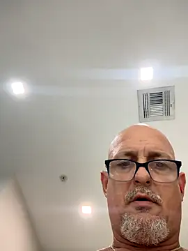 Snapshot of carlospingalinda chatting on November 19, 2:22 am carlospingalinda online show from November 19, 2:22 am