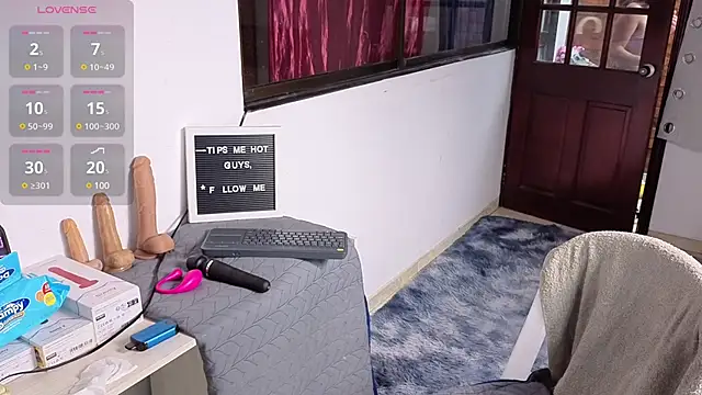 Snapshot of SexLaura_ chatting on March 20, 10:40 pm SexLaura online show from March 20, 10:40 pm