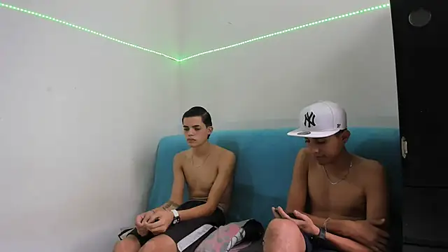 Latinos 2001 online show from February 15, 9:04 pm