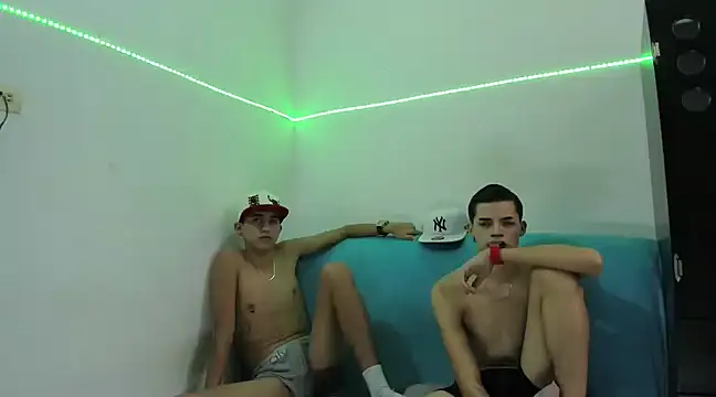 Latinos 2001 online show from February 16, 10:21 pm