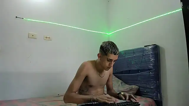 Latinos 2001 online show from February 19, 10:20 pm