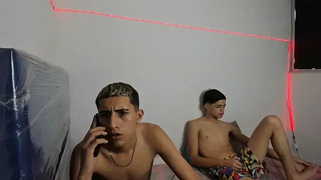 Latinos 2001 online show from February 26, 1:30 pm