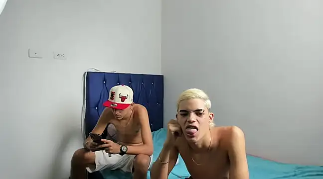 Latinos 2001 online show from March 17, 3:40 pm