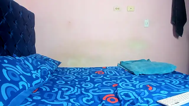 Latinos 2001 online show from February 5, 2:33 pm