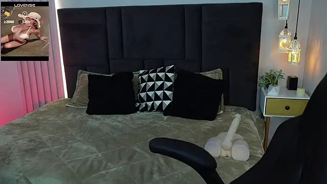 AtheneaRusell online show from October 26, 9:10 pm