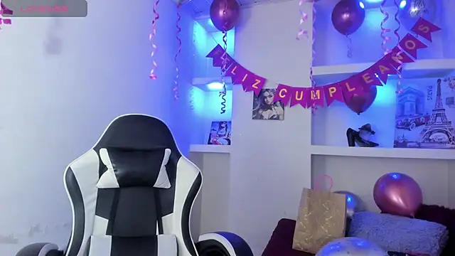 Snapshot of Miss_sparkle00 chatting on February 5, 8:35 pm Miss sparkle00 online show from February 5, 8:35 pm