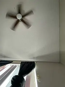 Snapshot of Daddywick chatting on April 15, 11:27 pm Daddywick online show from April 15, 11:27 pm