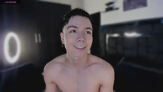 alanblack1 online show from April 3, 3:32 pm