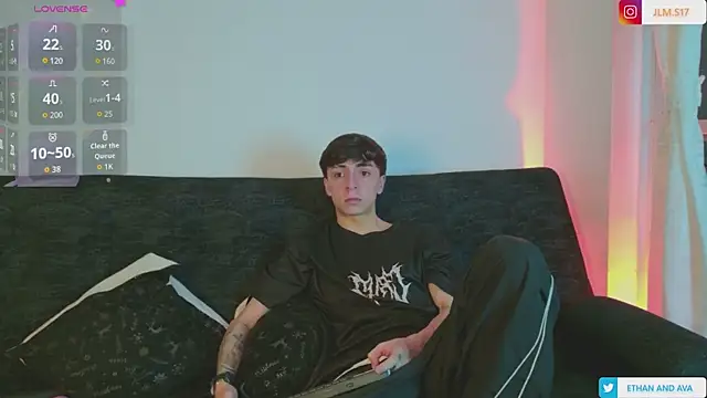 Snapshot of ethan_and_ava chatting on March 29, 2:33 am ethan and ava online show from March 29, 2:33 am