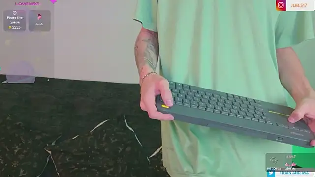 Snapshot of ethan_and_ava chatting on April 11, 2:49 am ethan and ava online show from April 11, 2:49 am