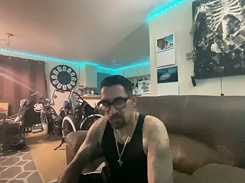 Snapshot of hornycouple818 chatting on February 15, 8:11 am hornycouple818 online show from February 15, 8:11 am