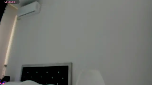 Snapshot of novaaskyy chatting on October 13, 10:26 am novaaskyy online show from October 13, 10:26 am