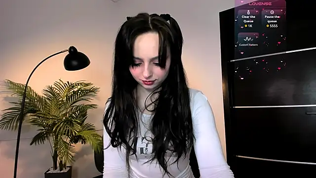 Noirael online show from April 18, 1:15 pm