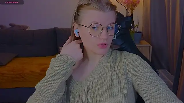  JessieVibes online show from April 3, 1:31 pm