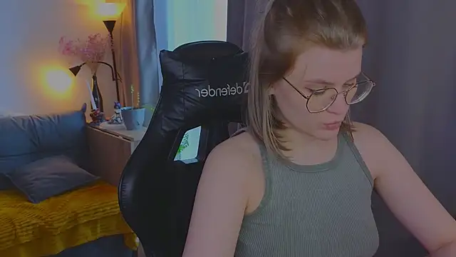 Snapshot of _JessieVibes chatting on April 18, 1:37 pm JessieVibes online show from April 18, 1:37 pm
