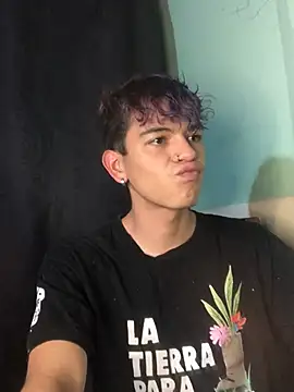 Snapshot of Mickey_Magic chatting on January 18, 6:34 am Mickey Magic online show from January 18, 6:34 am