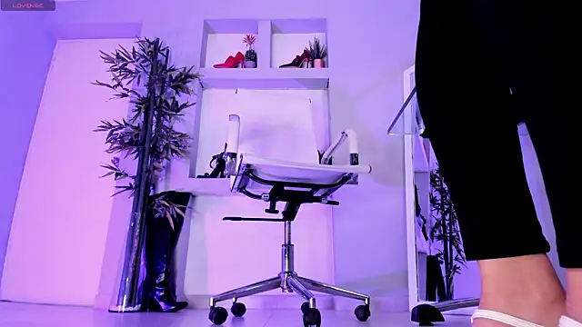 hannah howeell   online show from January 22, 12:17 pm