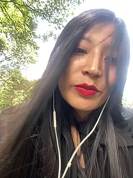 hannah howeell   online show from February 26, 5:17 pm